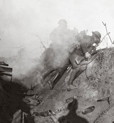 Zwischen explodierenden Gas- und Tränengasgranaten vertreiben wir die Bosche aus dem Bourlon-Wald, 1917 von English Photographer